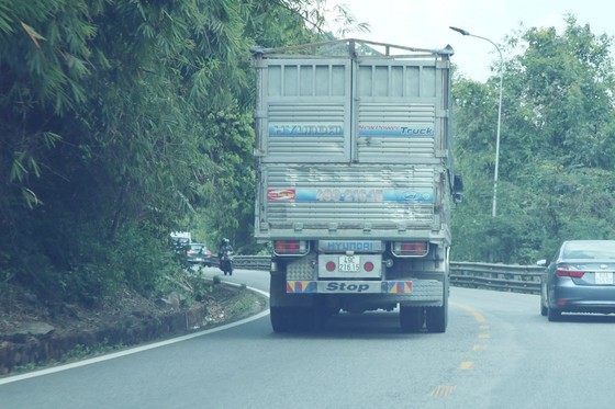 Vehicles not follow rules of distancing, right side on Bao Loc pass ảnh 3