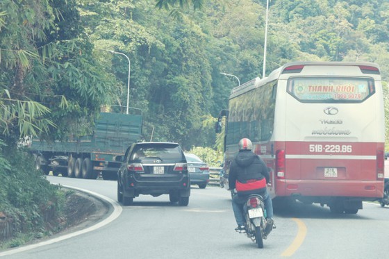 Vehicles not follow rules of distancing, right side on Bao Loc pass ảnh 6