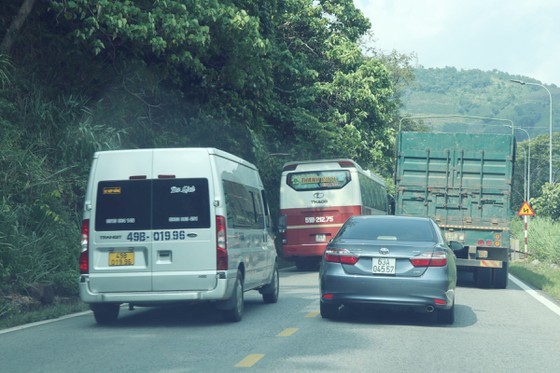 Vehicles not follow rules of distancing, right side on Bao Loc pass ảnh 5