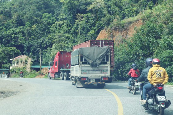 Vehicles not follow rules of distancing, right side on Bao Loc pass ảnh 9
