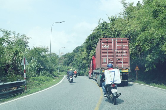 Vehicles not follow rules of distancing, right side on Bao Loc pass ảnh 8