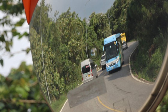 Vehicles not follow rules of distancing, right side on Bao Loc pass ảnh 7