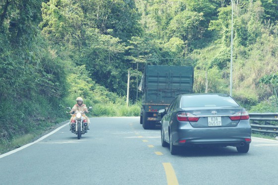 Vehicles not follow rules of distancing, right side on Bao Loc pass ảnh 11