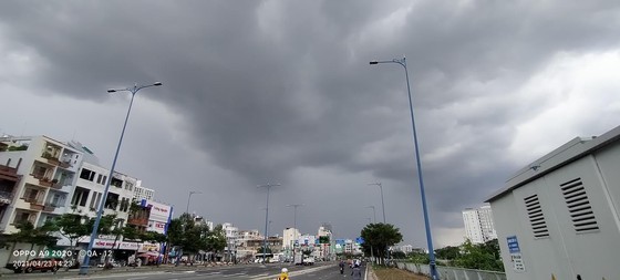 Downpours, blustery winds to hit whole country on holidays ảnh 1