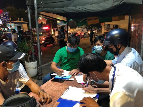Functional forces fine people without facial masks at Thu Duc wholesale market ảnh 2