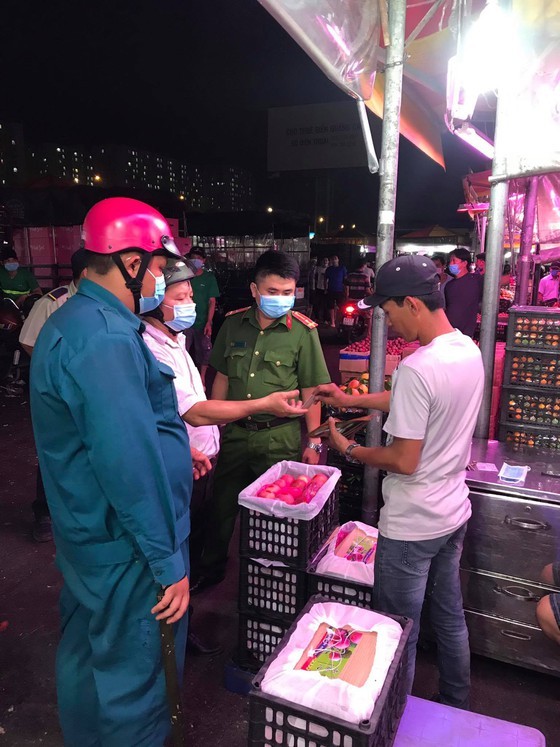 Functional forces fine people without facial masks at Thu Duc wholesale market ảnh 3