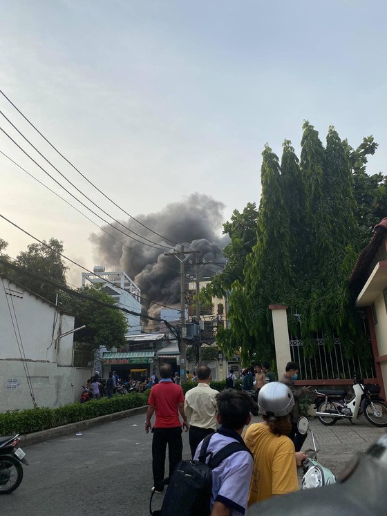 8 people found dead after huge fire in District 11  ảnh 2