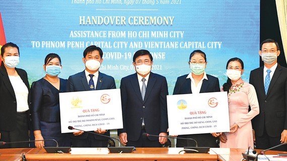 City donates $100,000 to support Vientiane, Phnom Penh against Covid-19 ảnh 1
