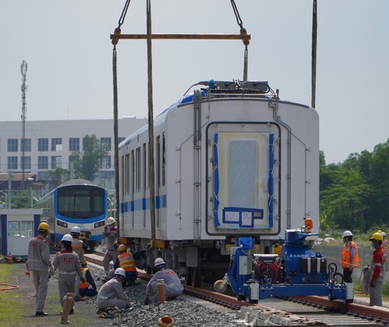 Second three-carriage train installed on Long Binh Depot railway ảnh 1