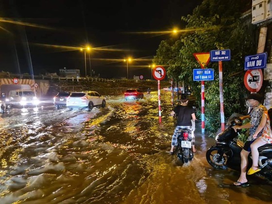 Torrential downpour submerges many streets in Hanoi ảnh 1