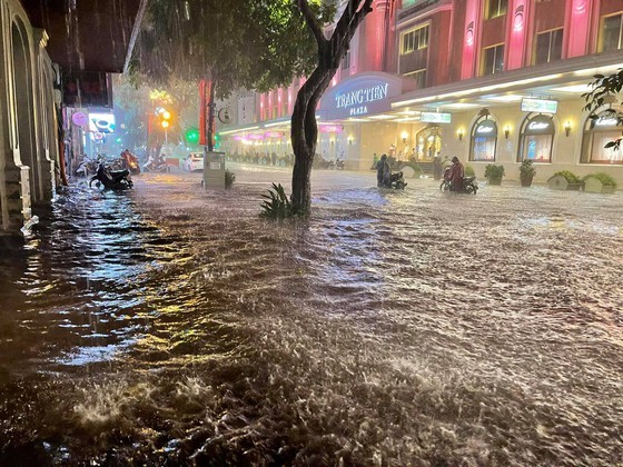 Torrential downpour submerges many streets in Hanoi ảnh 2
