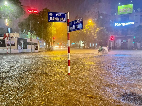 Torrential downpour submerges many streets in Hanoi ảnh 5
