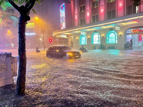Torrential downpour submerges many streets in Hanoi ảnh 4