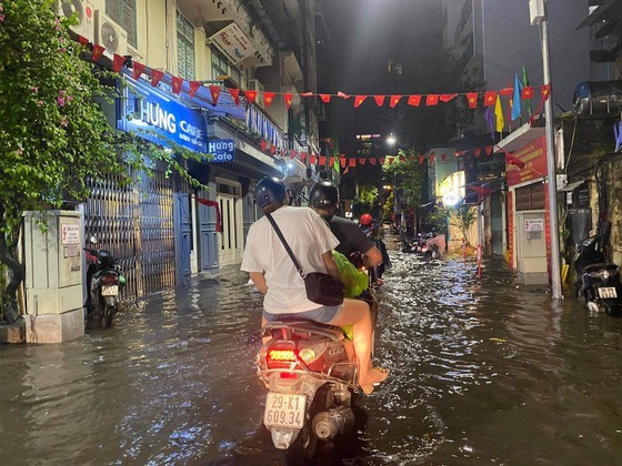 Torrential downpour submerges many streets in Hanoi ảnh 3