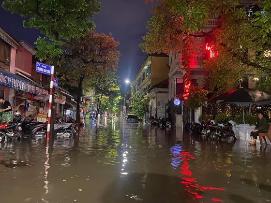 Torrential downpour submerges many streets in Hanoi ảnh 6