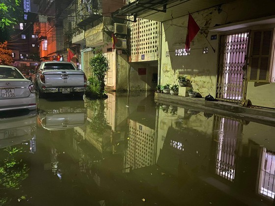 Torrential downpour submerges many streets in Hanoi ảnh 7