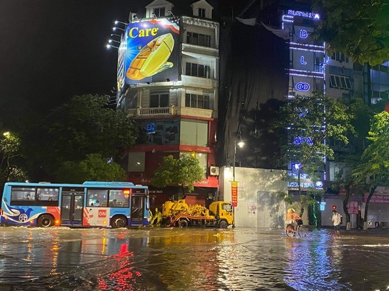 Torrential downpour submerges many streets in Hanoi ảnh 8