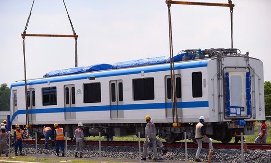 Third three-carriage train parked on Long Binh Depot railway ảnh 4