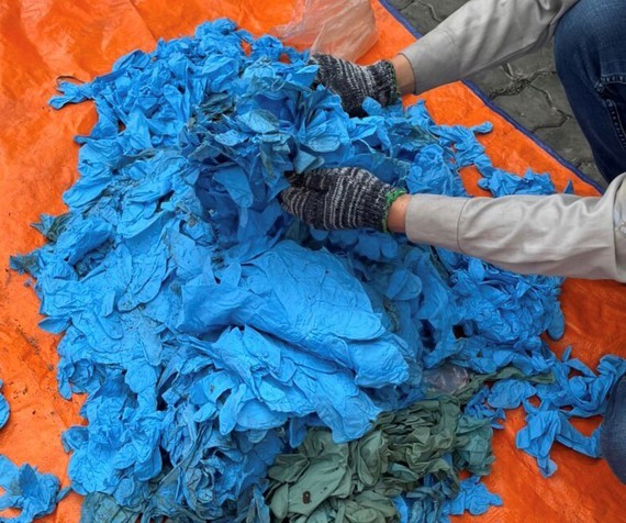 HCMC finds nearly 15 tons of used rubber gloves imported from China  ảnh 1