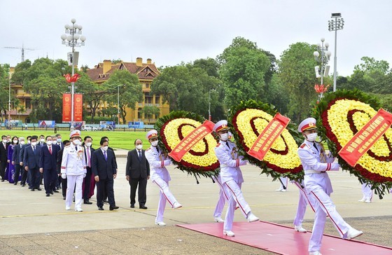 Party, State leaders visit President Ho Chi Minh's Mausoleum ảnh 1