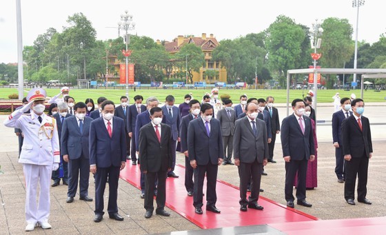 Party, State leaders visit President Ho Chi Minh's Mausoleum ảnh 2