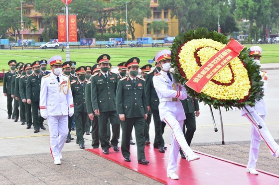 Party, State leaders visit President Ho Chi Minh's Mausoleum ảnh 3