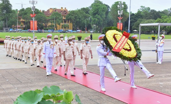 Party, State leaders visit President Ho Chi Minh's Mausoleum ảnh 7