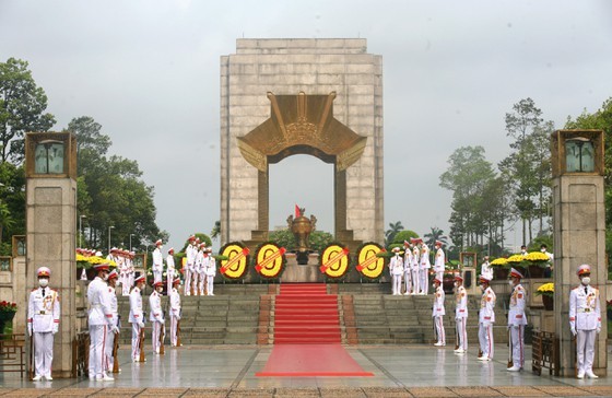 Party, State leaders visit President Ho Chi Minh's Mausoleum ảnh 8