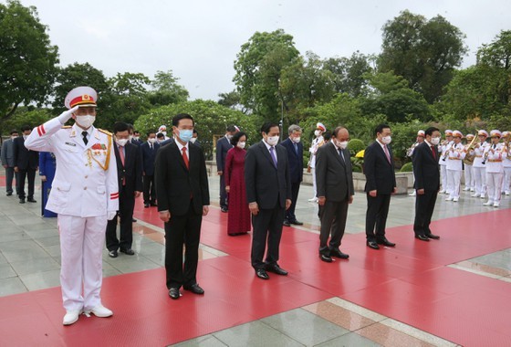 Party, State leaders visit President Ho Chi Minh's Mausoleum ảnh 6