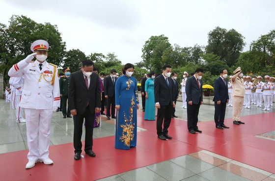 Party, State leaders visit President Ho Chi Minh's Mausoleum ảnh 5