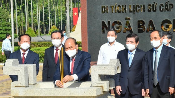 President Nguyen Xuan Phuc visits historical sites in HCMC  ảnh 2