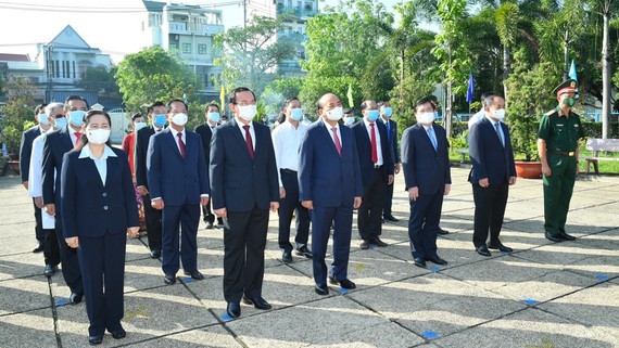 President Nguyen Xuan Phuc visits historical sites in HCMC  ảnh 4