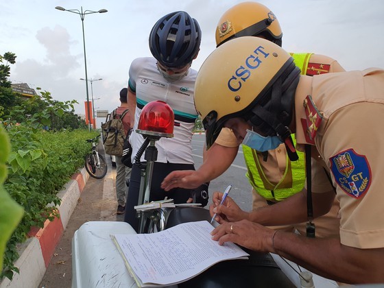 HCMC Traffic Police fine traffic participants without facial masks from June 1 ảnh 1