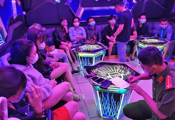 Two karaoke parlors fined, revoked business licenses for breaking Covid-19 rules ảnh 1
