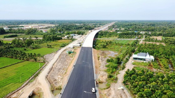 Raw materials, Covid-19 able to affect Trung Luong-My Thuan expressway project ảnh 1