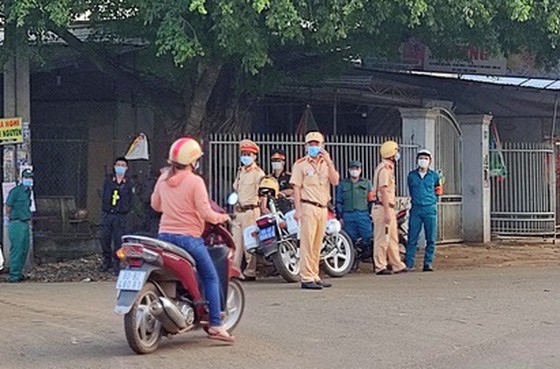 Over 18,000 workers off work after Dong Nai detects new Covid-19 cases ảnh 1