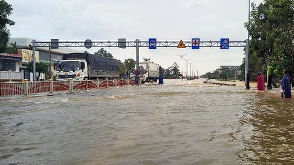 Ministry prompts repair of flood-damaged highways ảnh 1