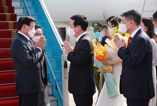 Top leader of Laos begins official friendship visit to Vietnam ảnh 1