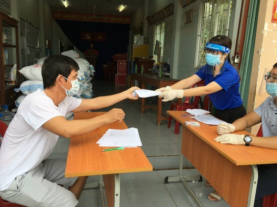 HCMC continues to give more supports to 2.5 million people ảnh 1