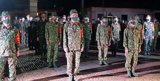 Over 900 military officers, soldiers join hands in Covid-19 fight in Thu Duc ảnh 5