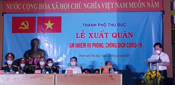 Over 900 military officers, soldiers join hands in Covid-19 fight in Thu Duc ảnh 1
