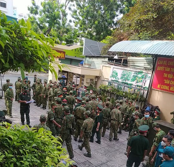 Military officers on first day of tighter social distancing order in HCMC ảnh 8