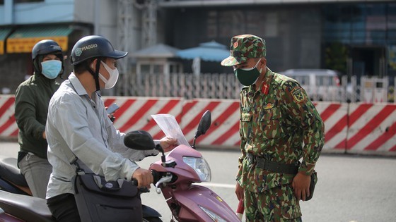 Military officers on first day of tighter social distancing order in HCMC ảnh 4