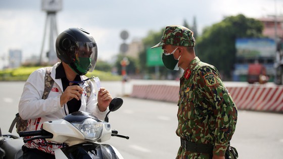 Military officers on first day of tighter social distancing order in HCMC ảnh 2