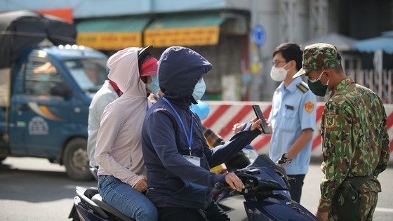 Military officers on first day of tighter social distancing order in HCMC ảnh 3
