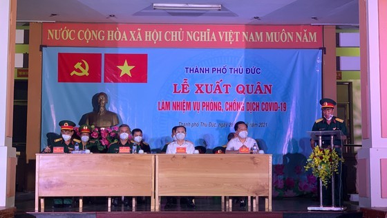 Over 900 military officers, soldiers join hands in Covid-19 fight in Thu Duc ảnh 2