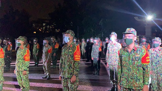 Over 900 military officers, soldiers join hands in Covid-19 fight in Thu Duc ảnh 3
