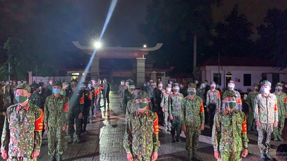 Over 900 military officers, soldiers join hands in Covid-19 fight in Thu Duc ảnh 4