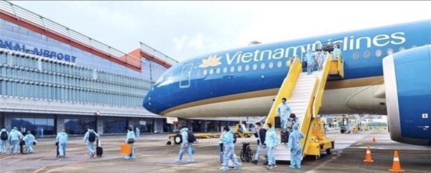 Van Don airport welcomes over 300 passengers from France with “vaccine passport” ảnh 1