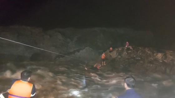 Three men trapped in foot of hydroelectric dam rescued  ảnh 3
